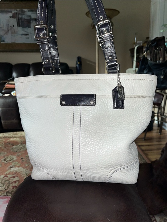 Coach Handbags - Coach Y2K Hampton pebbled leather handbag. F13089